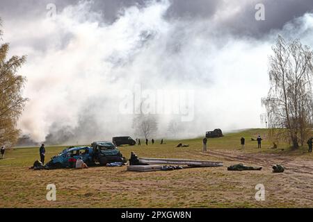 Le grand exercice militaire Aurora23, à la base aérienne de Malmen, Malmslätt, en Suède, pendant mardi. Au cours de l'exercice, les services de santé militaires et civils s'exerceront à traiter un grand nombre de blessés après une simulation d'attaque par robot contre l'aile des hélicoptères des forces armées suédoises à la base aérienne de Malmen. Banque D'Images