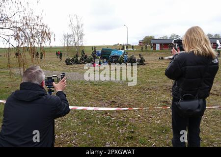 Le grand exercice militaire Aurora23, à la base aérienne de Malmen, Malmslätt, en Suède, pendant mardi. Au cours de l'exercice, les services de santé militaires et civils s'exerceront à traiter un grand nombre de blessés après une simulation d'attaque par robot contre l'aile des hélicoptères des forces armées suédoises à la base aérienne de Malmen. Banque D'Images