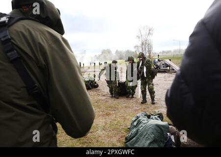 Le grand exercice militaire Aurora23, à la base aérienne de Malmen, Malmslätt, en Suède, pendant mardi. Au cours de l'exercice, les services de santé militaires et civils s'exerceront à traiter un grand nombre de blessés après une simulation d'attaque par robot contre l'aile des hélicoptères des forces armées suédoises à la base aérienne de Malmen. Banque D'Images