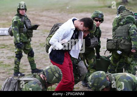 Le grand exercice militaire Aurora23, à la base aérienne de Malmen, Malmslätt, en Suède, pendant mardi. Au cours de l'exercice, les services de santé militaires et civils s'exerceront à traiter un grand nombre de blessés après une simulation d'attaque par robot contre l'aile des hélicoptères des forces armées suédoises à la base aérienne de Malmen. Banque D'Images