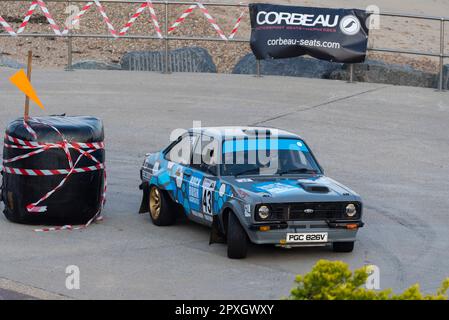 Gary Mason faisant la course d'un Ford Escort Mk2 en compétition dans le Corbeau sièges rallye sur le front de mer à Clacton, Essex, Royaume-Uni. Pilote CO John Matthews Banque D'Images