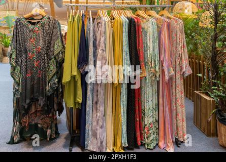 Robes kraftan pour femmes à vendre dans le centre commercial. Banque D'Images