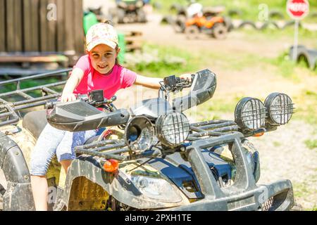 Petite fille à vélo tout-terrain sur piste de course Banque D'Images