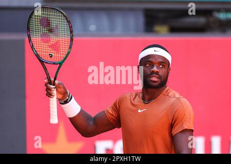 Frances Tiafoe des Etats-Unis en action contre Pedro Cachin de l'Argentine pendant l'Open de Mutua Madrid 2023, Masters 1000 tournoi de tennis sur 1 mai 2023 à Caja Magica à Madrid, Espagne - photo: Irina R Hipolito/DPPI/LiveMedia Banque D'Images