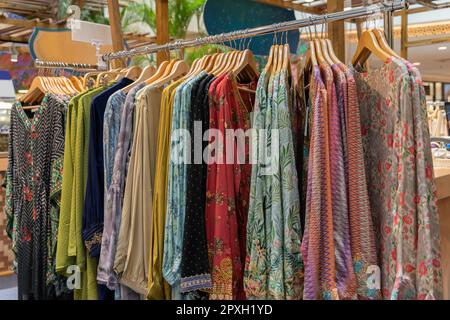 Robes kraftan pour femmes à vendre dans le centre commercial. Banque D'Images