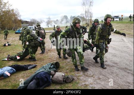 Le grand exercice militaire Aurora23, à la base aérienne de Malmen, Malmslätt, en Suède, pendant mardi. Au cours de l'exercice, les services de santé militaires et civils s'exerceront à traiter un grand nombre de blessés après une simulation d'attaque par robot contre l'aile des hélicoptères des forces armées suédoises à la base aérienne de Malmen. Banque D'Images