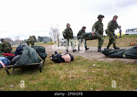 Le grand exercice militaire Aurora23, à la base aérienne de Malmen, Malmslätt, en Suède, pendant mardi. Au cours de l'exercice, les services de santé militaires et civils s'exerceront à traiter un grand nombre de blessés après une simulation d'attaque par robot contre l'aile des hélicoptères des forces armées suédoises à la base aérienne de Malmen. Banque D'Images