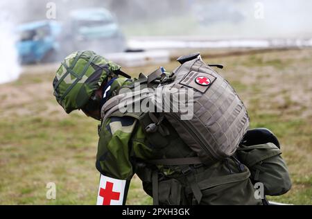 Le grand exercice militaire Aurora23, à la base aérienne de Malmen, Malmslätt, en Suède, pendant mardi. Au cours de l'exercice, les services de santé militaires et civils s'exerceront à traiter un grand nombre de blessés après une simulation d'attaque par robot contre l'aile des hélicoptères des forces armées suédoises à la base aérienne de Malmen. Banque D'Images