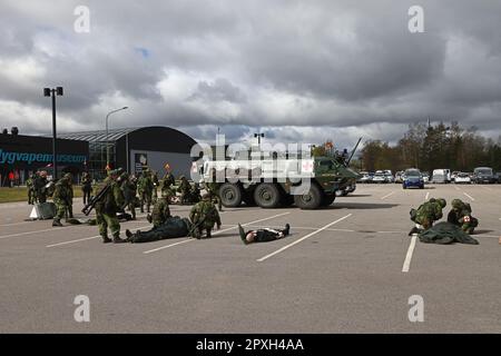 Le grand exercice militaire Aurora23, à la base aérienne de Malmen, Malmslätt, en Suède, pendant mardi. Au cours de l'exercice, les services de santé militaires et civils s'exerceront à traiter un grand nombre de blessés après une simulation d'attaque par robot contre l'aile des hélicoptères des forces armées suédoises à la base aérienne de Malmen. Banque D'Images