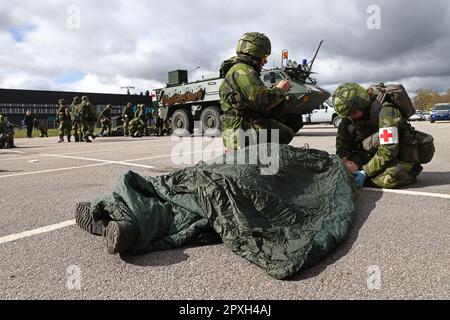 Le grand exercice militaire Aurora23, à la base aérienne de Malmen, Malmslätt, en Suède, pendant mardi. Au cours de l'exercice, les services de santé militaires et civils s'exerceront à traiter un grand nombre de blessés après une simulation d'attaque par robot contre l'aile des hélicoptères des forces armées suédoises à la base aérienne de Malmen. Banque D'Images