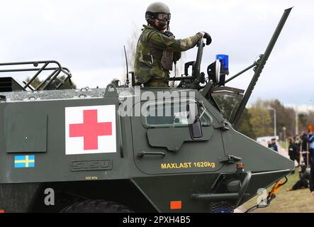 Le grand exercice militaire Aurora23, à la base aérienne de Malmen, Malmslätt, en Suède, pendant mardi. Au cours de l'exercice, les services de santé militaires et civils s'exerceront à traiter un grand nombre de blessés après une simulation d'attaque par robot contre l'aile des hélicoptères des forces armées suédoises à la base aérienne de Malmen. Banque D'Images