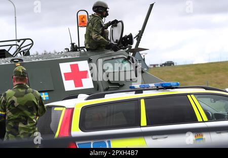 Le grand exercice militaire Aurora23, à la base aérienne de Malmen, Malmslätt, en Suède, pendant mardi. Au cours de l'exercice, les services de santé militaires et civils s'exerceront à traiter un grand nombre de blessés après une simulation d'attaque par robot contre l'aile des hélicoptères des forces armées suédoises à la base aérienne de Malmen. Banque D'Images