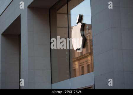 PRODUCTION - 27 avril 2023, Berlin : le logo de la société de technologie américaine Apple peut être vu à l'Apple Store Rosenthaler Straße. Photo: Fernando Gutierrez-Juarez/dpa Banque D'Images