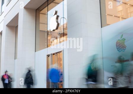 PRODUCTION - 27 avril 2023, Berlin : le logo de la société de technologie américaine Apple peut être vu à l'Apple Store Rosenthaler Straße. Photo: Fernando Gutierrez-Juarez/dpa Banque D'Images