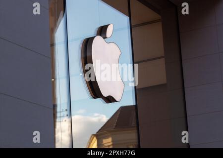PRODUCTION - 27 avril 2023, Berlin : le logo de la société de technologie américaine Apple peut être vu à l'Apple Store Rosenthaler Straße. Photo: Fernando Gutierrez-Juarez/dpa Banque D'Images