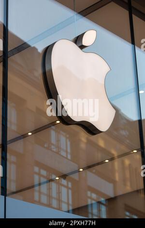 PRODUCTION - 27 avril 2023, Berlin : le logo de la société de technologie américaine Apple peut être vu à l'Apple Store Rosenthaler Straße. Photo: Fernando Gutierrez-Juarez/dpa Banque D'Images