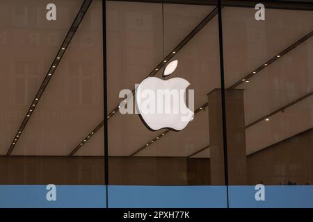 PRODUCTION - 27 avril 2023, Berlin : le logo de la société de technologie américaine Apple peut être vu à l'Apple Store Rosenthaler Straße. Photo: Fernando Gutierrez-Juarez/dpa Banque D'Images