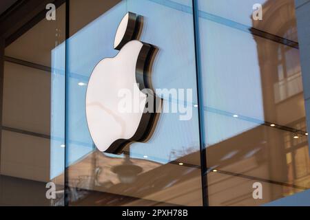 PRODUCTION - 27 avril 2023, Berlin : le logo de la société de technologie américaine Apple peut être vu à l'Apple Store Rosenthaler Straße. Photo: Fernando Gutierrez-Juarez/dpa Banque D'Images