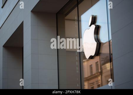 PRODUCTION - 27 avril 2023, Berlin : le logo de la société de technologie américaine Apple peut être vu à l'Apple Store Rosenthaler Straße. Photo: Fernando Gutierrez-Juarez/dpa Banque D'Images