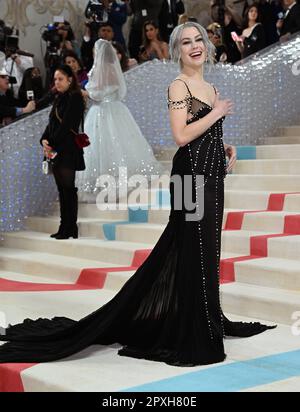 New York, États-Unis. 02nd mai 2023. New York, États-Unis. 1 mai 2023. Les Bridgers de Pheobe arrivent au gala met 2023 au Metropolitan Museum of Art de New York. Le thème de cette année est Karl Lagerfeld Une ligne de beauté. Crédit : Doug Peters/Alamy Live News Banque D'Images