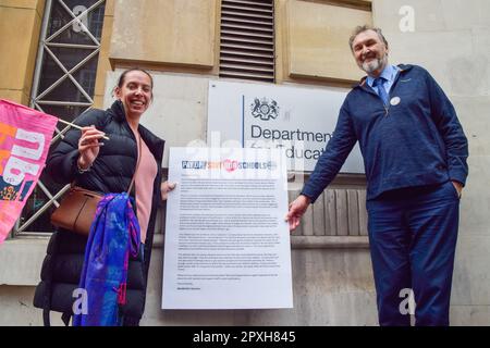 Londres, Angleterre, Royaume-Uni. 2nd mai 2023. Le secrétaire général conjoint DU Syndicat national de l'éducation (NEU), KEVIN COURTNEY (à droite), tient une lettre à l'intention du secrétaire à l'éducation, Gillian Keegan, lors de la manifestation devant le ministère de l'éducation, alors que les enseignants poursuivent leurs grèves sur la rémunération. (Credit image: © Vuk Valcic/ZUMA Press Wire) USAGE ÉDITORIAL SEULEMENT! Non destiné À un usage commercial ! Crédit: ZUMA Press, Inc./Alamy Live News crédit: ZUMA Press, Inc./Alamy Live News Banque D'Images