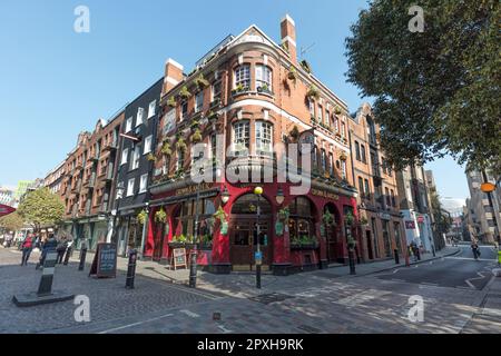 Crown and Anchor public House (pub) à la jonction de Neal Street à droite et Shelton Street, Covent Garden près de Seven Dials, Camden / Westminster, Londres Banque D'Images