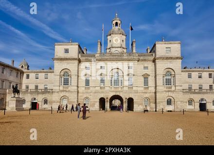 Horse Guards, caserne du 18e siècle, écuries de style palladien avec tour d'horloge baroque également Musée de cavalerie domestique dans Horse Guards Parade, Londres. Banque D'Images