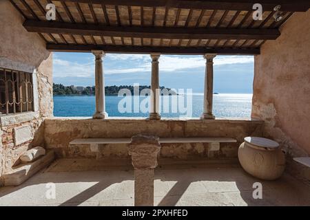 Église de la Sainte Croix (Crkva Svetoga Kriza) une église historique en pierre datant de 14th ans dans la vieille ville surplombant l'île de Katerina et la mer Adriatique Banque D'Images