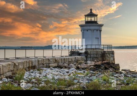 Portland Breakwater Light (également appelé Bug Light) dans le sud de Portland à l'aube avec un ciel jaune et orange, Maine, Nouvelle-Angleterre, États-Unis Banque D'Images