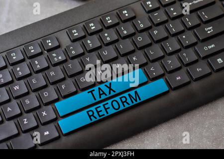 Affichage conceptuel réforme fiscale, mot pour la politique gouvernementale sur la perception des impôts avec les propriétaires d'entreprises Banque D'Images