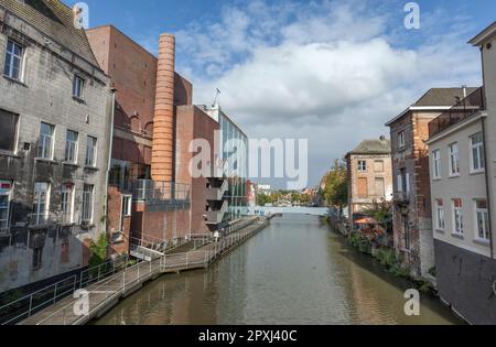Congrès Lamot, patrimoine, centre de conférences (bâtiment en briques à gauche), ancienne brasserie, à côté de la rivière Dyle avec le pont Lamot, Malines, Belgique Banque D'Images