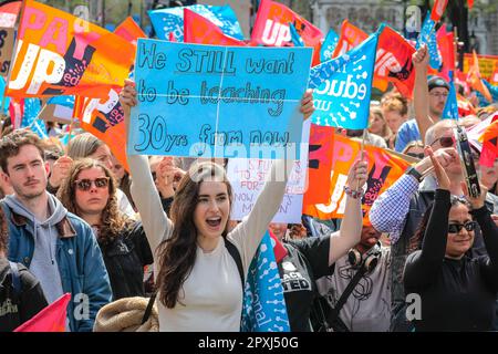 Londres, Royaume-Uni. 02nd mai 2023. Les membres de l'Union nationale de l'éducation NEU et leurs partisans se rassemblent juste à l'extérieur de Downing Street à Whitehall. Credit: Imagetraceur/Alamy Live News Banque D'Images