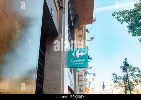 VALENCE, ESPAGNE - 15 octobre 2022 : logo de l'épicerie Carrefour Express sur la façade de la boutique. Banque D'Images