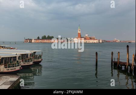 Isola di San Michele, île de San Michele, emplacement du cimetière San Michele et de l'église et de la lagune de Fondamente Nove terminal ferry, Castello, Venise Banque D'Images