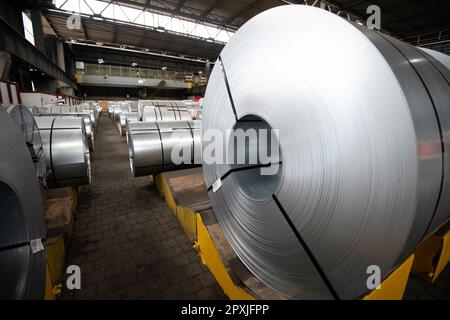 Bobines de tôle d'acier, général, caractéristique, motif de bordure, photo symbolique visite du président fédéral Frank Walter Steinmeier à ThyssenKrupp Steel à Duisburg, 2 mai 2023. Banque D'Images