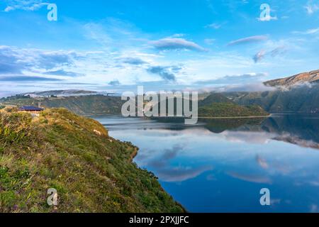 Lac de cratère de Cuicocha au pied du volcan Cotacachi dans les Andes équatoriennes. Banque D'Images