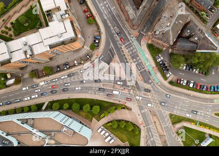 Vue aérienne directement au-dessus d'un carrefour ou d'une intersection avec la circulation dans différentes directions Banque D'Images