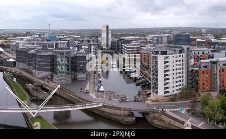 Une vue panoramique aérienne sur la ville de Leeds avec une architecture moderne et des appartements exclusifs au bord de la rivière Banque D'Images