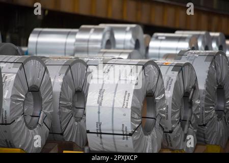 Bobines de tôle d'acier, général, caractéristique, motif de bordure, photo symbolique visite du président fédéral Frank Walter Steinmeier à ThyssenKrupp Steel à Duisburg, 2 mai 2023. Banque D'Images