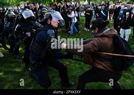 Paris, France. 1 mai 2023. Lors de la Journée internationale du travail, également appelée le jour de mai ou la Journée du travail, plusieurs syndicats ont appelé à une grève nationale en France pour maintenir la lutte actuelle contre la réforme des retraites qui a été approuvée par le gouvernement pour faire passer l'âge de la retraite de 62 à 64 ans et qui a fait face à des résistances Des syndicats et des citoyens depuis janvier 2023. La réforme du gouvernement de Macron comprend le report de l'âge légal de la retraite et est opposée par 70% de la population française. De nombreux incendies ont été déclenchés et des confrontations avec la police, avec une quantité importante de gaz lacrymogène A. Banque D'Images