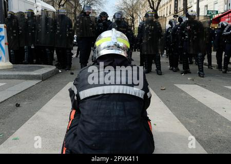 Paris, France. 1 mai 2023. Lors de la Journée internationale du travail, également appelée le jour de mai ou la Journée du travail, plusieurs syndicats ont appelé à une grève nationale en France pour maintenir la lutte actuelle contre la réforme des retraites qui a été approuvée par le gouvernement pour faire passer l'âge de la retraite de 62 à 64 ans et qui a fait face à des résistances Des syndicats et des citoyens depuis janvier 2023. La réforme du gouvernement de Macron comprend le report de l'âge légal de la retraite et est opposée par 70% de la population française. De nombreux incendies ont été déclenchés et des confrontations avec la police, avec une quantité importante de gaz lacrymogène A. Banque D'Images