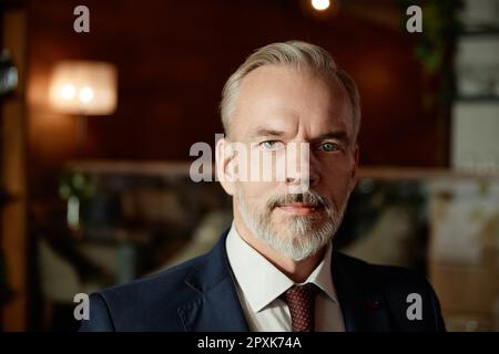 Portrait d'un homme d'affaires à barbe mûr en costume élégant regardant un appareil photo avec une expression sérieuse Banque D'Images