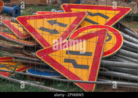 Pile de divers panneaux de signalisation sur le chantier de construction d'entretien des routes, concentration sélective Banque D'Images