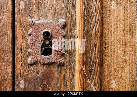 ancienne serrure sur une ancienne porte en bois Banque D'Images