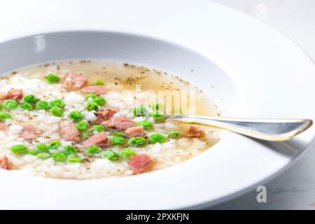 bouillon de viande fumée avec pois verts et riz Banque D'Images