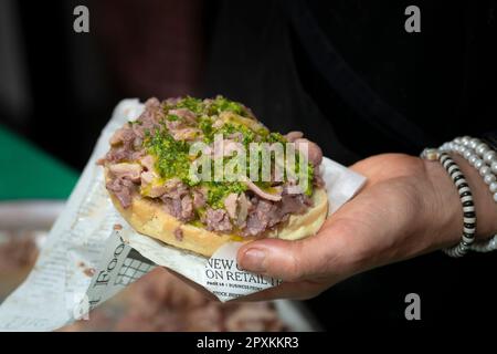 Préparation de Sandwich avec Lampredotto, l'alimentation de rue typique de Toscane Banque D'Images
