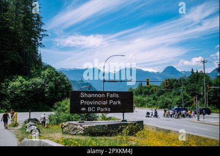 Un panneau placé le long d'une piste cyclable dans le parc provincial Shannon Falls, Colombie-Britannique, Canada. Banque D'Images