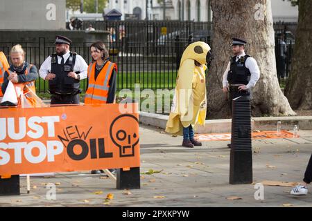 Les policiers discutent avec les activistes Just Stop Oil à Westminster, dans le centre de Londres. Banque D'Images