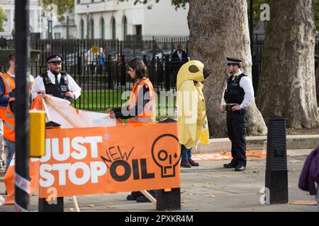 Les policiers discutent avec les activistes Just Stop Oil à Westminster, dans le centre de Londres. Banque D'Images