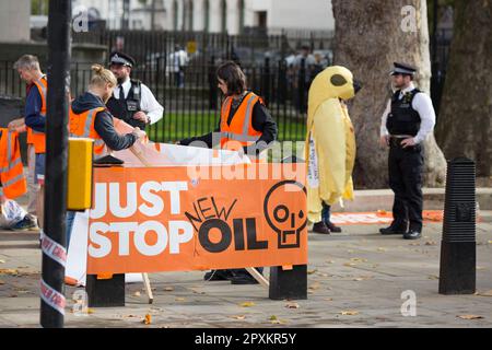 Les policiers discutent avec les activistes Just Stop Oil à Westminster, dans le centre de Londres. Banque D'Images